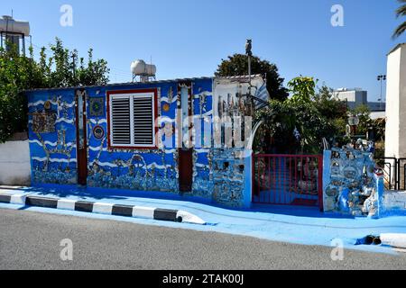 Paphos, Cipro - 2 ottobre 2023: La Blue Shell House nel centro storico - città è stata capitale europea della cultura nel 2017 Foto Stock