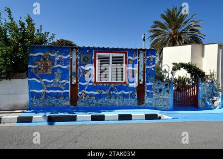 Paphos, Cipro - 2 ottobre 2023: La Blue Shell House nel centro storico - città è stata capitale europea della cultura nel 2017 Foto Stock