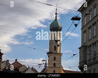 Un tram a graz in austria, piste e cavi nella stagione invernale Foto Stock