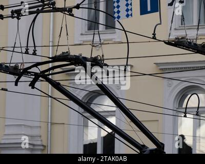Un tram a graz in austria, piste e cavi nella stagione invernale Foto Stock