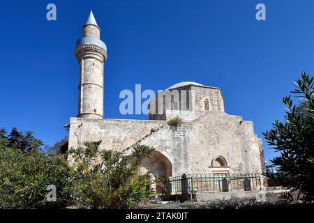 Cipro, Moschea di Agia Sophia con antica tomba nella città vecchia di Paphos, nota anche come Pafos, è stata capitale europea della cultura nel 2017 Foto Stock