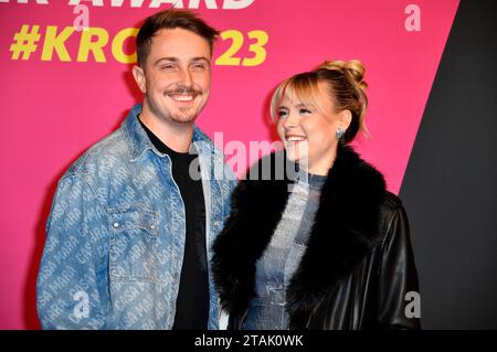 Eugen Kazakov und Dagi Bee bei der 24. Verleihung der 1Live Krone 2023 im Lokschuppen. Bielefeld, 30.11.2023 Foto Stock