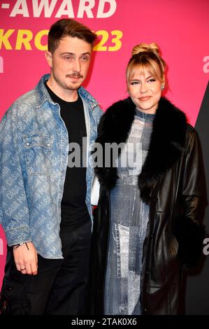 Eugen Kazakov und Dagi Bee bei der 24. Verleihung der 1Live Krone 2023 im Lokschuppen. Bielefeld, 30.11.2023 Foto Stock