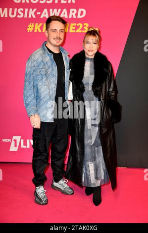 Eugen Kazakov und Dagi Bee bei der 24. Verleihung der 1Live Krone 2023 im Lokschuppen. Bielefeld, 30.11.2023 Foto Stock