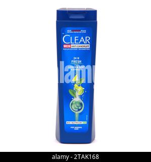 BUCAREST, ROMANIA - 30 MARZO 2020. Flacone di shampoo Clear Men antiforfora, con estratto di limone e menta, isolato su bianco Foto Stock