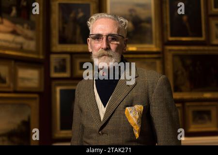 Venerdì 1 dicembre 2023: Edimburgo, Scozia, Regno Unito. L'artista, sceneggiatore e designer scozzese John Byrne è morto all'età di 83 anni. Una dichiarazione rilasciata dalla fine Art Society affermò che morì pacificamente a casa con sua moglie Jeanine al suo fianco. Titolo originale martedì 2 novembre 2017: RSA Edimburgo, Scozia. Ritratto di John Byrne. Lancio di Ages of Wonder: Scotland's Art 1540 to Now, un'importante mostra congiunta tra le National Galleries of Scotland e la Royal Scottish Academy e la più grande esposizione della collezione AcademyÕs nella sua intera storia. Foto Stock