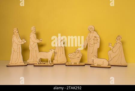 Presepe in legno colorato. Foto Stock