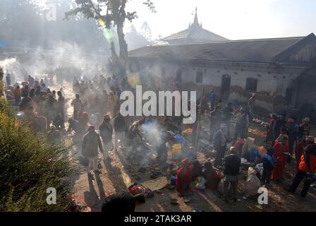 Il festival di Bala Chaturdashi è una celebrazione in Nepal che si tiene ogni anno nel tempio di Pashupatinath vicino a Kathmandu alla fine di novembre o all'inizio di dicembre. Pellegrini indù provenienti da tutto il Nepal e dall'India si riuniscono al tempio Pashupatinath, considerato il tempio più sacro di Shiva (Pashupati), in Nepal. Una veglia tutta la notte dalla luce delle piccole lampade stoppino segna l'inizio di Bala Chaturdashi. Kathmandu, Nepal. Foto Stock