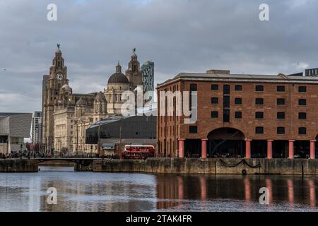 Il Royal Albert Dock e il Royal Liver Building sullo sfondo a Liverpool Foto Stock