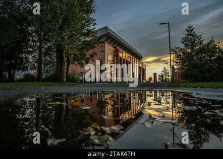 Sede del Liverpool Football Clubb, l'Anfield Stadium, riflessione sull'acqua Foto Stock