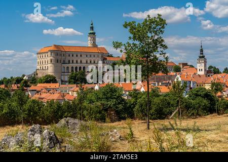 Vista di Mikulov, una popolare destinazione turistica nella Moravia meridionale, Repubblica Ceca Foto Stock