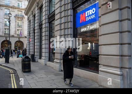 Londra, Regno Unito. Dicembre 2023. L'esterno della filiale della Metro Bank su Piccadilly. È stato riferito che gli orari di apertura delle filiali saranno tagliati e 850 dei suoi 4.266 dipendenti perderanno il posto di lavoro, mentre Metro cerca di tagliare i costi di 50 milioni di sterline l'anno, in aumento rispetto al suo obiettivo di 30 milioni di sterline. Crediti: Stephen Chung / Alamy Live News Foto Stock