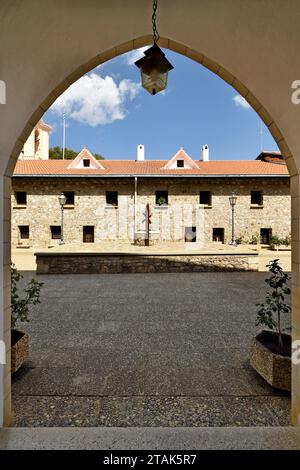 Cipro - ingresso al Monastero Kykkos nelle montagne di Trodoos, cortile con pozzo Foto Stock