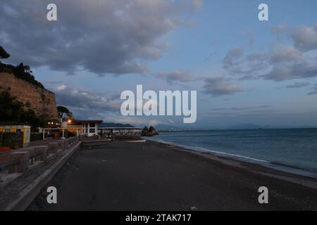 Vista panoramica da Vietri sul Mare, un villaggio sulla costiera amalfitana in provincia di Salerno, Italia. Foto Stock