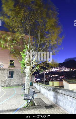 Una stretta strada a Vietri sul Mare, un villaggio sulla costiera amalfitana in provincia di Salerno. Foto Stock