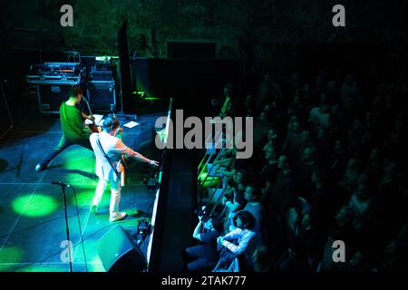 La band di alternative rock dell'Irlanda del Nord, Ash, si esibisce a Berlino al Kesselhaus di der Kulturbrauerei in un tour con i Subways Foto Stock