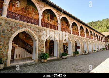 Cipro - Monastero Kykkos nelle montagne di Trodoos, cortile interno del monastero con navata con icone Foto Stock