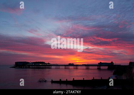 Molo Cromer all'alba in estate nel Norfolk in Inghilterra Foto Stock