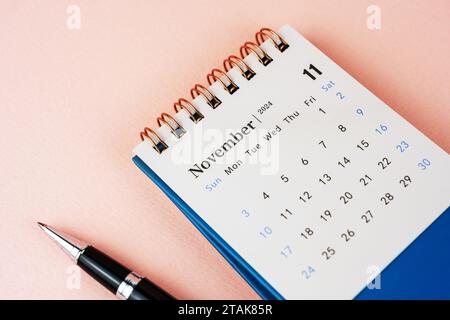 Calendario da tavolo di novembre 2024 su sfondo blu Foto Stock