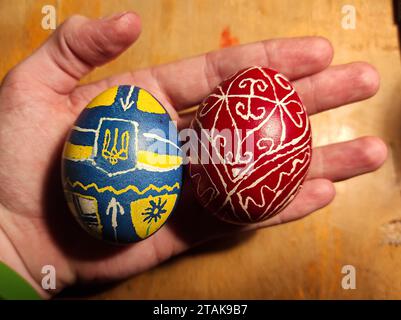 Due uova di Pasqua ucraine fatte in casa in due stili diversi Foto Stock