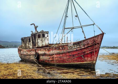 Una barca fatiscente, Sabrina di Mulroy Bay, si trova vicino al litorale di Mulroy Bay, Milford, Contea di Donegal, Irlanda. Foto Stock