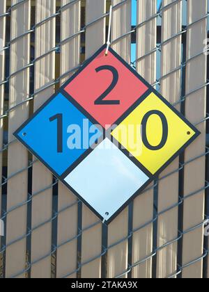 Pannello NFPA a forma di diamante che identifica sostanze chimiche pericolose all'interno di un'area recintata. Foto Stock