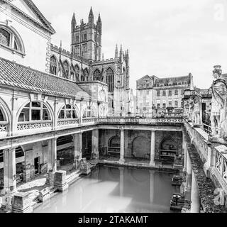 Il complesso delle terme romane, un sito di interesse storico nella città inglese di Bath, Somerset, Inghilterra in bianco e nero Foto Stock