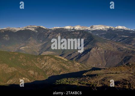 Vista delle montagne di Alt Urgell dal punto di vista nord-est di Pla de l'Àliga (Alt Urgell, Catalogna, Spagna, Pirenei) Foto Stock