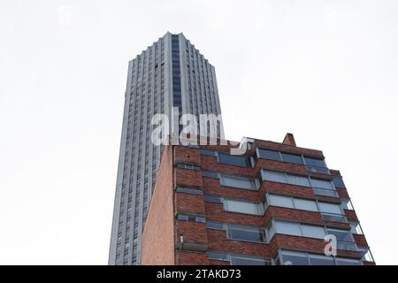 Edificio residenziale in mattoni vicino alla torre colpatria in serata nel centro di bogotà Foto Stock