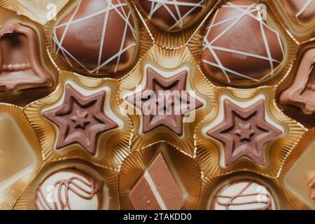 primo piano dei bonbons al cioccolato delle stelle di natale Foto Stock