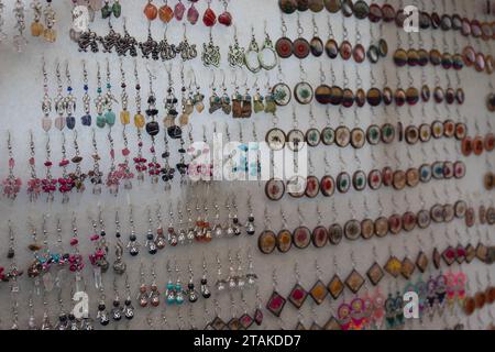 Primo piano di un sacco di orecchini fantasia in un negozio di pulci Foto Stock