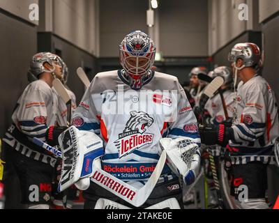 Volle Konzentration bei Leon Hungerecker (Nuernberg Ice Tigers, n. 72) bevor es auf das Eis geht. Duesseldorfer EG vs. Nuernberg Ice Tigers, Eishockey, Penny DEL, 23. Spieltag, Saison 2023/2024, 01.12.2023 foto: Eibner-Pressefoto/Thomas Haesler Foto Stock