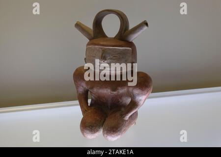 Bellissimo antico vaso in ceramica femminile basato sulla fertilità femminile al museo d'oro Foto Stock