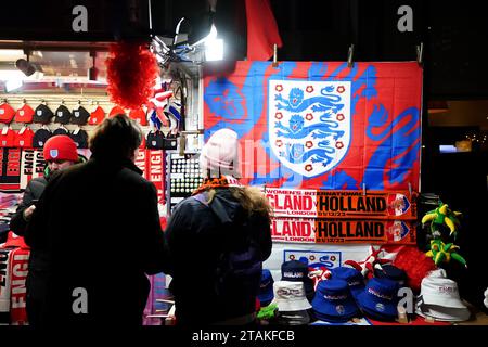 Merchandising in vendita in vista della partita UEFA Women's Nations League gruppo A1 allo stadio Wembley, Londra. Data immagine: Venerdì 1 dicembre 2023. Foto Stock