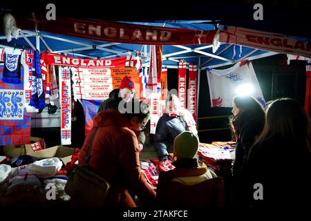 Merchandising in vendita in vista della partita UEFA Women's Nations League gruppo A1 allo stadio Wembley, Londra. Data immagine: Venerdì 1 dicembre 2023. Foto Stock