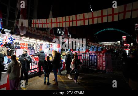 Merchandising in vendita in vista della partita UEFA Women's Nations League gruppo A1 allo stadio Wembley, Londra. Data immagine: Venerdì 1 dicembre 2023. Foto Stock