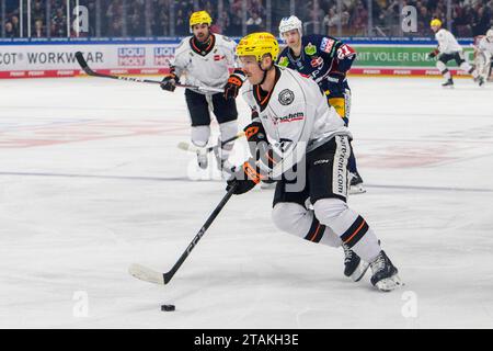 Berlino, Deutschland. 1 dicembre 2023. Cody Kunyk (Loewen Frankfurt, n. 20), Penny DEL, Eisbaeren Berlin vs Loewen Frankfurt, in der Mercedes Benz Arena, 23. Spieltag, Saison 2023/2024, 01.12.23, foto: Eibner-Pressefoto/Uwe Koch credito: dpa/Alamy Live News Foto Stock