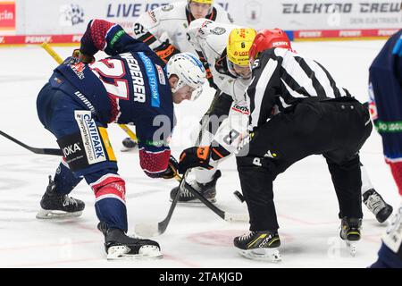 Berlino, Deutschland. 1 dicembre 2023. Manuel Wiederer (Eisbaeren Berlin, #21), Nathan Burns (Loewen Frankfurt, #08), Bully, Penny DEL, Eisbaeren Berlin vs Loewen Frankfurt, in der Mercedes Benz Arena, 23. Spieltag, Saison 2023/2024, 01.12.23, foto: Eibner-Pressefoto/Uwe Koch credito: dpa/Alamy Live News Foto Stock