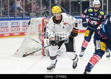 Berlino, Deutschland. 1 dicembre 2023. #F Penny DEL, Eisbaeren Berlin vs Loewen Frankfurt, in der Mercedes Benz Arena, 23. Spieltag, Saison 2023/2024, 01.12.23, foto: Eibner-Pressefoto/Uwe Koch credito: dpa/Alamy Live News Foto Stock