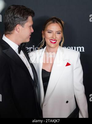New York, Stati Uniti. 30 novembre 2023. Colin Jost e Scarlett Johansson stanno partecipando all'American Museum of Natural History Gala di New York City, USA, il 30 novembre 2023. (Foto di John Nacion/NurPhoto)0 crediti: NurPhoto SRL/Alamy Live News Foto Stock