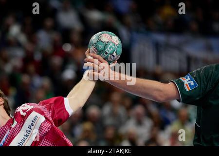 Wetzlar, Germania. 1 dicembre 2023. Wetzlar, Germania, 1 dicembre 2023: Mathias Gidsel (19 Berlino) Rasmus Meyer Ejlersen (5 Wetzlar) durante la partita Liqui Moly Handball-Bundesliga tra HSG Wetzlar e Fuechse Berlin alla Buderus-Arena di Wetzlar, GERMANIA. (Julia Kneissl/SPP) credito: SPP Sport Press Photo. /Alamy Live News Foto Stock