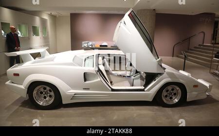 New York, New York, USA. 30 novembre 2023. 1989 Lamborghini Countach 25th Anniversary Edition di Bertone apparso nel film ''˜the Wolf of Wall Street' stima $ 1,5 milioni - $ 2 milioni, visto durante l'anteprima stampa RM Sotheby's Luxury Motor Car al Sotheby's New York. (Immagine di credito: © Nancy Kaszerman/ZUMA Press Wire) SOLO USO EDITORIALE! Non per USO commerciale! Foto Stock