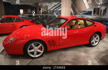 New York, New York, USA. 30 novembre 2023. 2002 Ferrari 575M Maranello stima $ 350.000 - $ 400.000 visto durante l'anteprima stampa di RM Sotheby's Luxury Motor Car al Sotheby's New York. (Immagine di credito: © Nancy Kaszerman/ZUMA Press Wire) SOLO USO EDITORIALE! Non per USO commerciale! Foto Stock