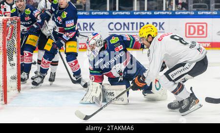 Berlino, Deutschland. 1 dicembre 2023. Jake Hildebrand (Eisbaeren Berlin, n. 30), Nathan Burns (Loewen Frankfurt, n. 08), Zweikampf, Action, Kampf, Penny DEL, Eisbaeren Berlin vs Loewen Frankfurt, in der Mercedes Benz Arena, 23. Spieltag, Saison 2023/2024, 01.12.23, foto: Eibner-Pressefoto/Uwe Koch credito: dpa/Alamy Live News Foto Stock