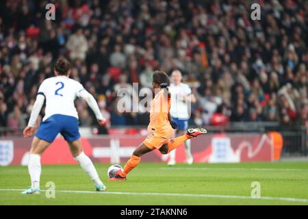 Wembley Stadium, Londra, Regno Unito. 1 dicembre 2023. Women Nations League International Football, Inghilterra contro Paesi Bassi; Lineth Beerensteyn dei Paesi Bassi tira e segna al 12° minuto per 0-1. Credito: Action Plus Sports/Alamy Live News Foto Stock