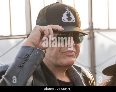 New York, New York, USA. 30 novembre 2023. Gene Simmons della banda KISS visita la piattaforma di osservazione dell'Empire State Building di New York il 30 novembre 2023 per celebrare lo spettacolo finale della band al MSG (Credit Image: © Lev Radin/ZUMA Press Wire) SOLO PER USO EDITORIALE! Non per USO commerciale! Foto Stock