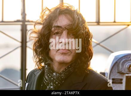 New York, USA. 30 novembre 2023. Paul Stanley di KISS Band visita la piattaforma di osservazione dell'Empire State Building a New York il 30 novembre 2023 per celebrare lo spettacolo finale della band al Madison Square Garden. Band ha ricevuto la proclamazione dal sindaco della città dichiarando il 3 dicembre come KISS Day. (Foto di Lev Radin/Sipa USA) credito: SIPA USA/Alamy Live News Foto Stock