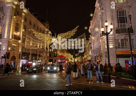 Londra, Regno Unito - 20 novembre 2023: Regent Street St James's nel centro di Londra con luci natalizie. Visto da Piccadilly Circus con gente e traffico. Foto Stock