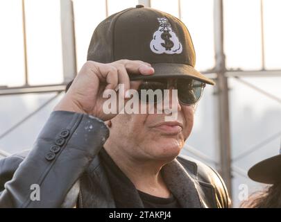 Gene Simmons della band KISS visita la piattaforma di osservazione dell'Empire State Building a New York il 30 novembre 2023 per celebrare lo spettacolo finale della band al MSG Foto Stock