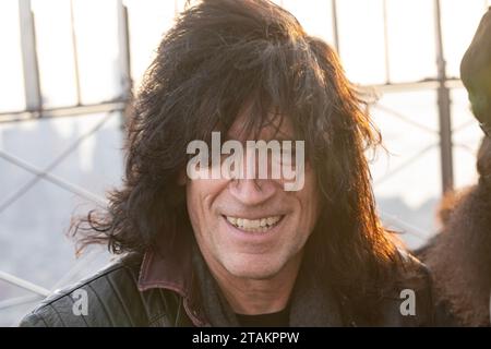 Tommy Thayer della KISS band visita la piattaforma di osservazione dell'Empire State Building a New York il 30 novembre 2023 per celebrare lo spettacolo finale della band al MSG Foto Stock